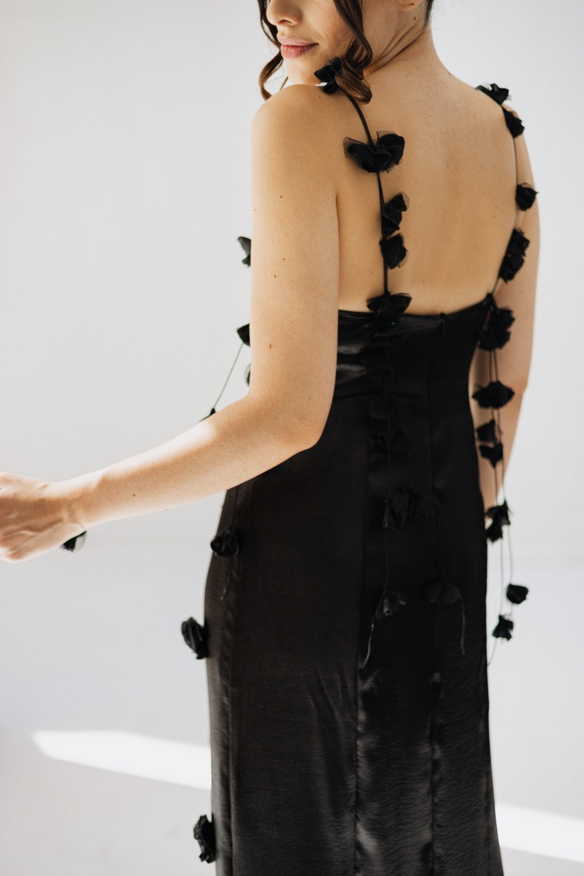 Vestido Preto com bordados de flores